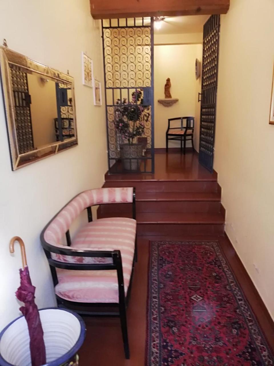 フィレンツェ La Rosa Townhouse Bed & Breakfast エクステリア 写真